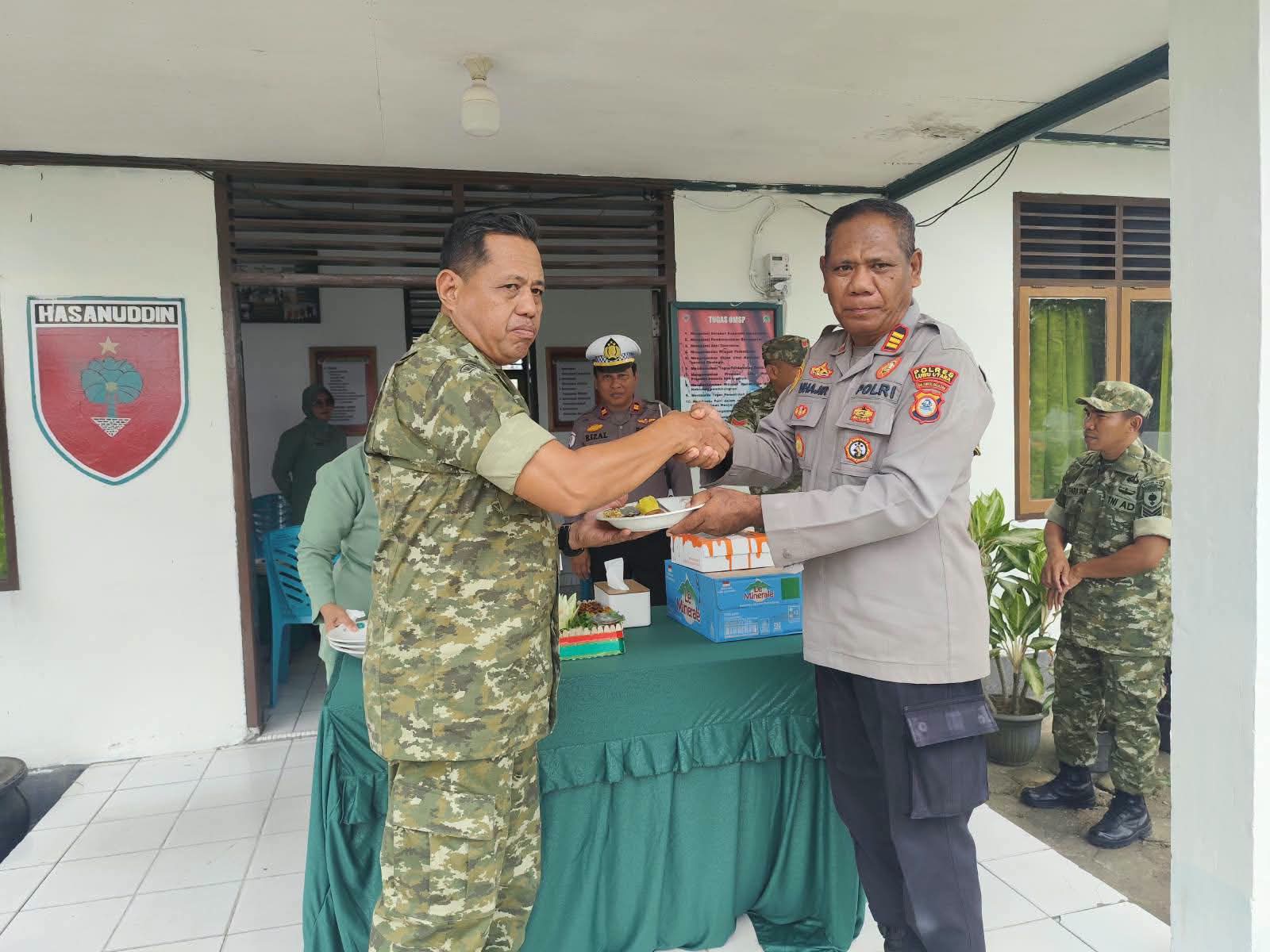 Perkuat Sinergitas TNI-Polri, Kapolsek Bone-Bone Sampaikan Ucapan Dirgahayu TNI ke-81 di Koramil